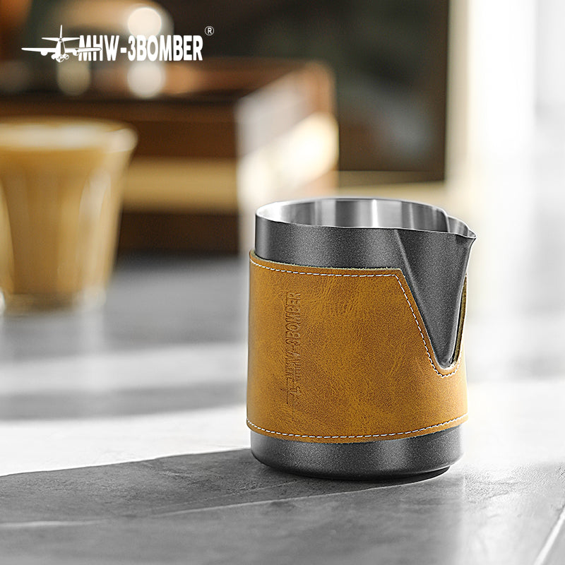 MHW-3BOMBER pichet à lait sans poignée noir 400 ml - Coffee Coaching Club
