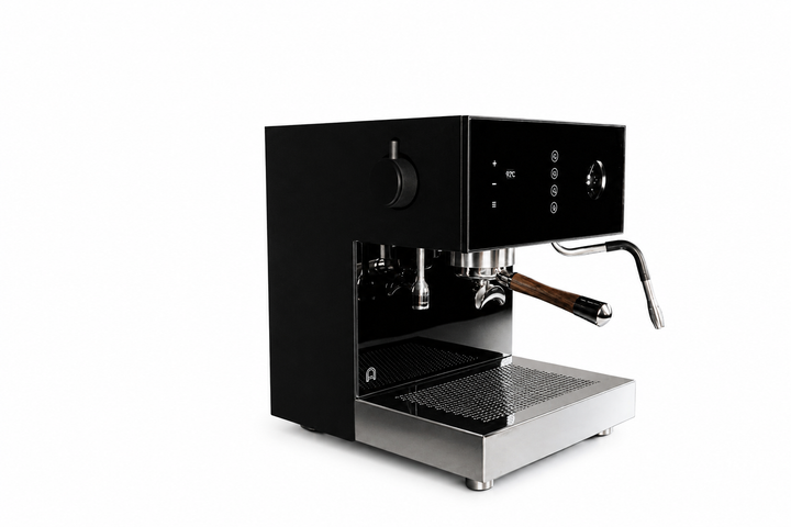 Arkel Tide Schwarz mit Edelstahlbasis – 3/4-Frontansicht der Dual-Boiler-Espressomaschine mit Holzgriff-Siebträger