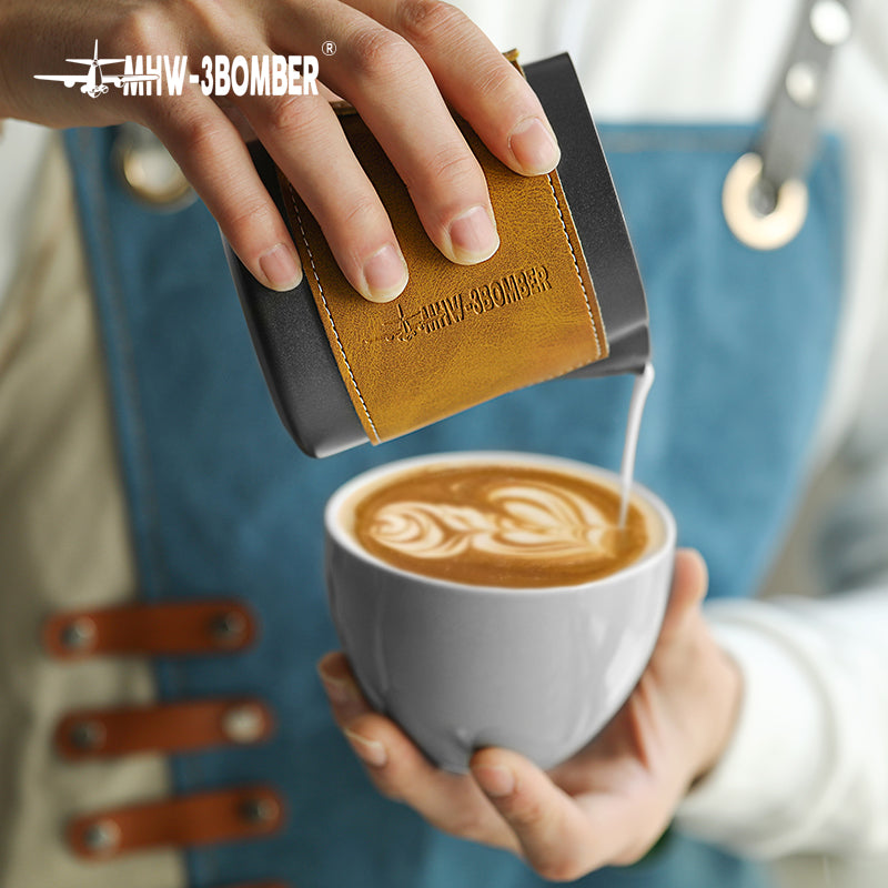 MHW-3BOMBER pichet à lait sans poignée noir 400 ml - Coffee Coaching Club