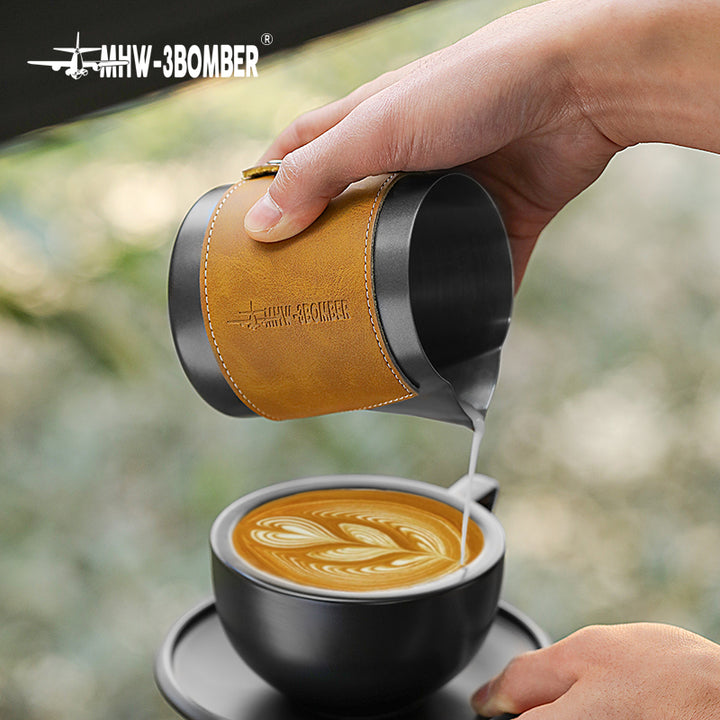 MHW-3BOMBER pichet à lait sans poignée noir 400 ml - Coffee Coaching Club