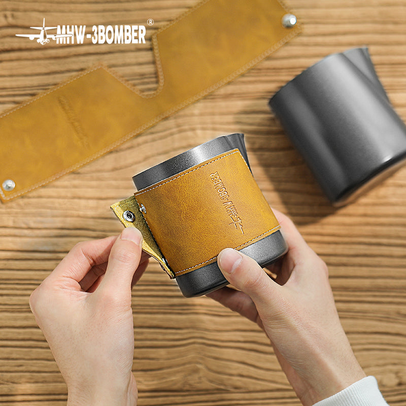 MHW-3BOMBER pichet à lait sans poignée noir 400 ml - Coffee Coaching Club