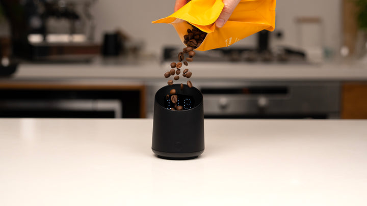 Subminimal Subscale Dosing Cup mit Wägefunktion - Coffee Coaching Club