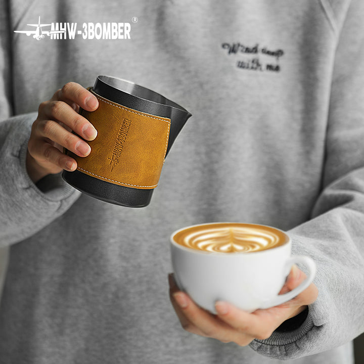 MHW-3BOMBER pichet à lait sans poignée noir 400 ml - Coffee Coaching Club