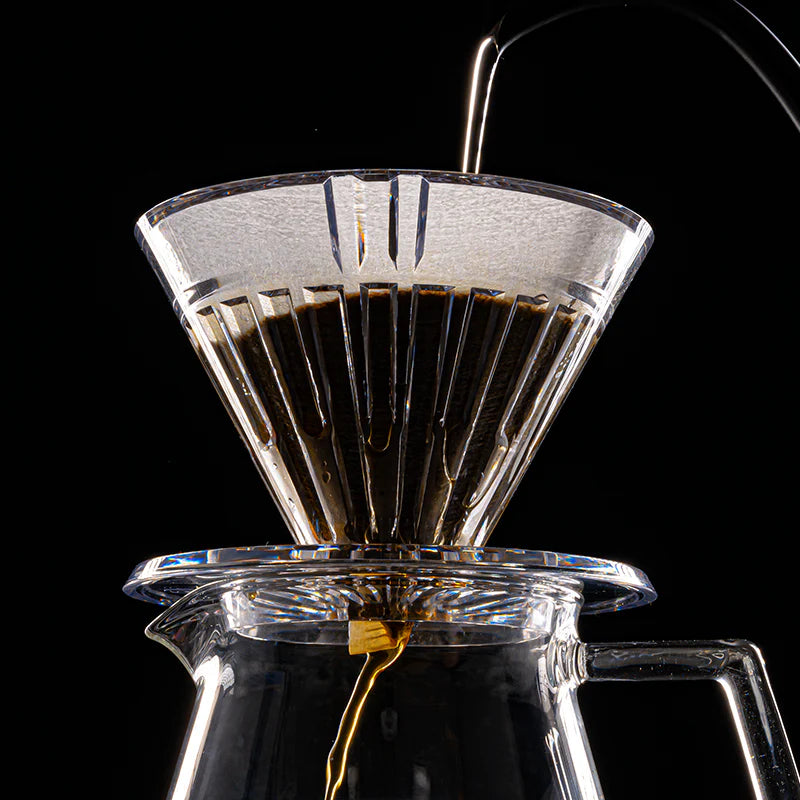 TIMEMORE Crystal Eye Turbo Dripper 01 PCTG beim Aufguss mit der Kaffeekanne – Coffee Coaching Club