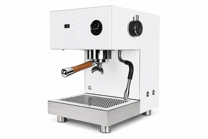 Arkel Tide Weiß von der Steam-Wand-Seite – Gear-Pump-Drehrad und Touch-Display im Profil