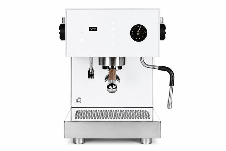 Arkel Tide Espressomaschine in Weiß – frontale Studioansicht mit Bodenlos-Siebträger und Manometer