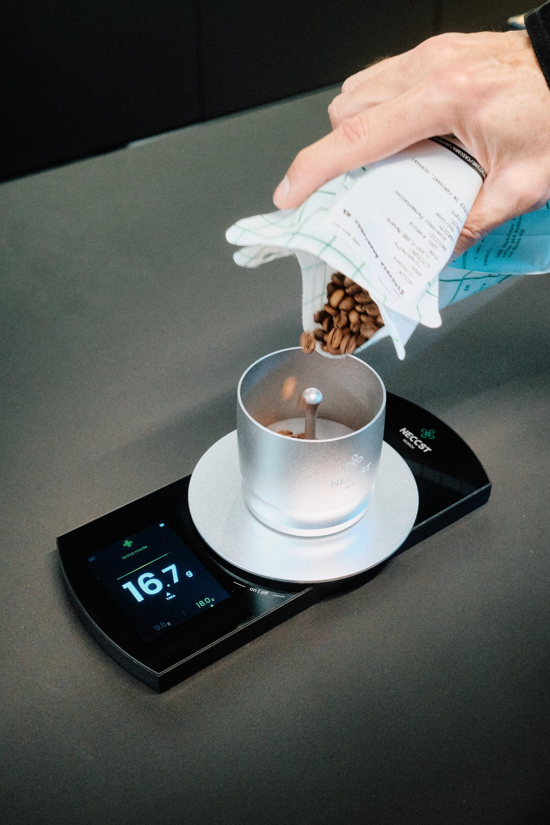 NECCST Scale Seitenansicht mit USB-C-Anschluss