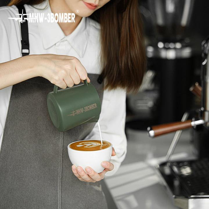 MHW-3BOMBER Jarra de Leche 5.0 Verde Musgo 600 ml - Coffee Coaching Club