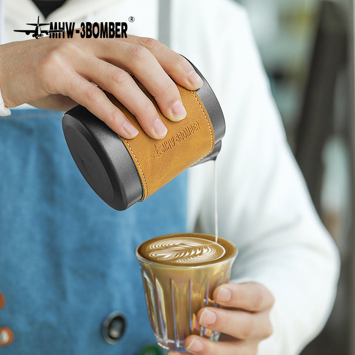 MHW-3BOMBER pichet à lait sans poignée noir 400 ml - Coffee Coaching Club