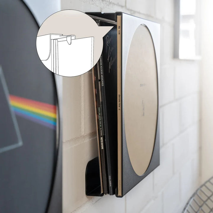 FLATE Schallplatten Wandhalterung Round, Schwarz, an weisser Backsteinwand montiert mit mehreren Schallplatten, Bildausschnitt zeigt Detailzeichnung des Befestigungsmechanismus – Coffee Coaching Club
