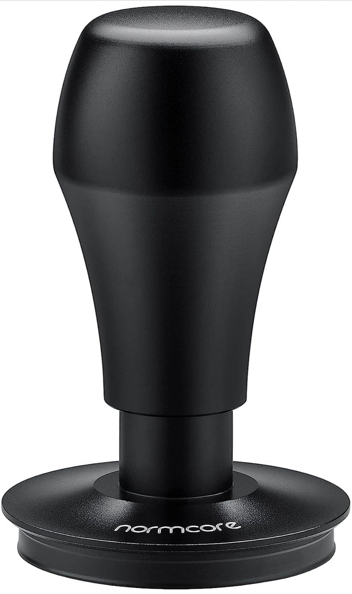 Tamper à pression régulée Normcore en titane PVD 58.5 mm – avec support - Coffee Coaching Club