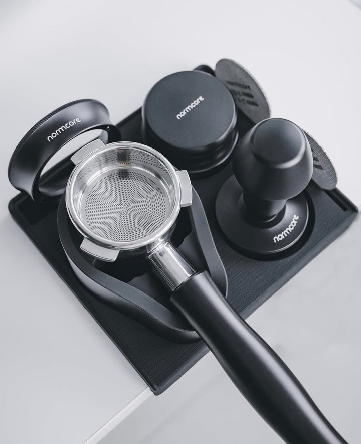 Normcore Compact Tamping Station Schwarz und Weiss – Coffee Coaching Club 4