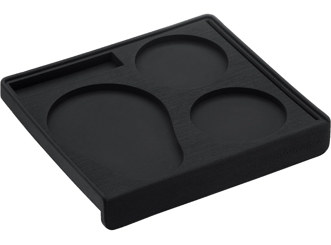 Normcore Tamping Station compacta sobre una barra pequeña – Coffee Coaching Club 5