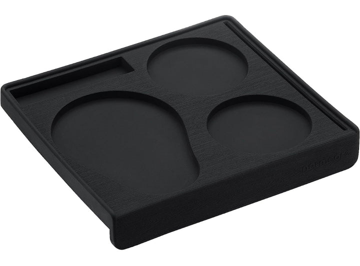 Normcore Tamping Station compacta sobre una barra pequeña – Coffee Coaching Club 5