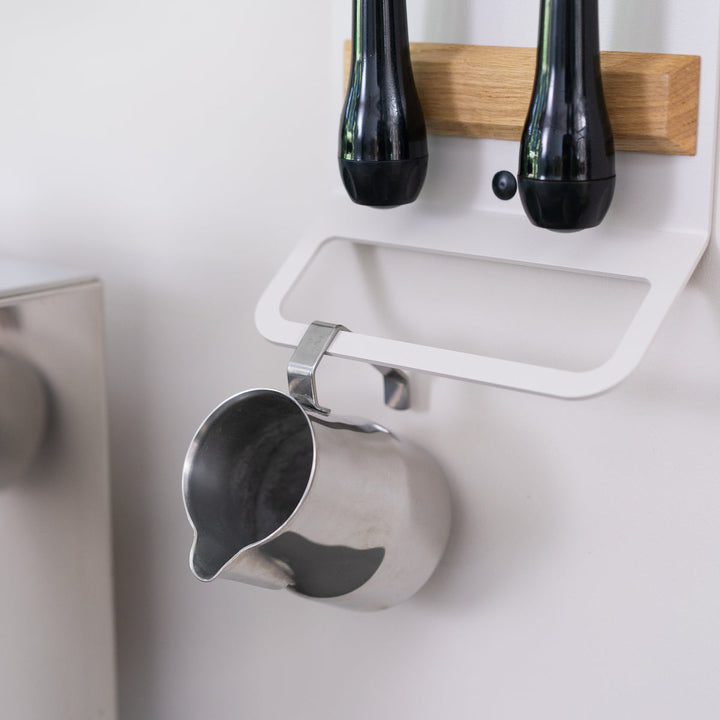 Flate - Kompaktes Barista Regal mit Siebträgerhalter für Barista Zubehör - Coffee Coaching Club