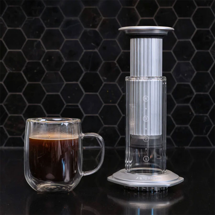 AeroPress Premium Coffee Maker aus Glas und Edelstahl – ein handgefertigtes Meisterwerk - Coffee Coaching Club