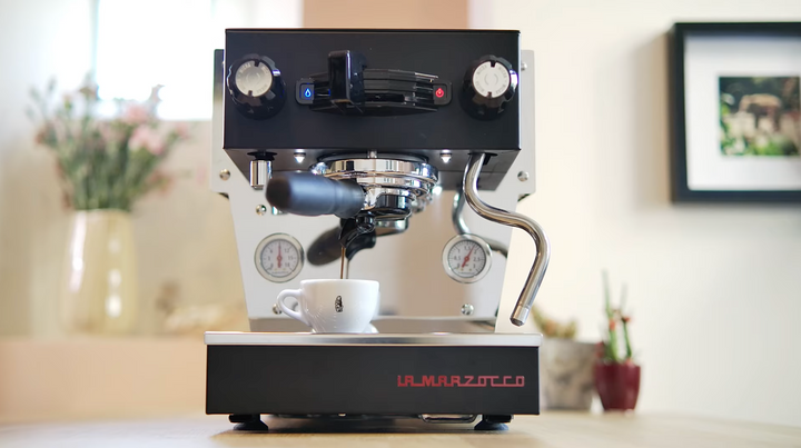 La Marzocco Linea Micra in Schwarz – Espresso-Ritual mit Tasse – Coffee Coaching Club