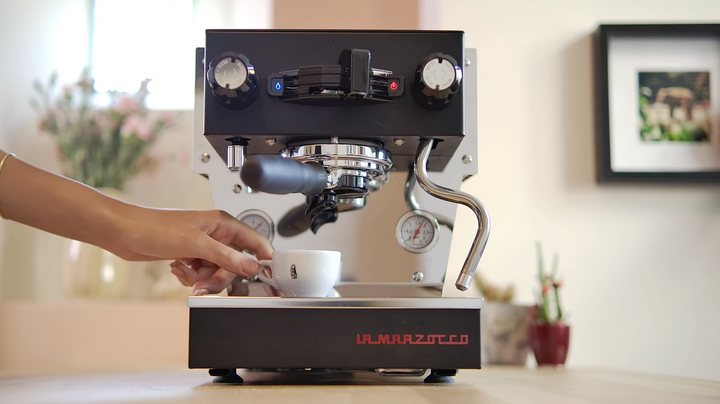 La Marzocco Linea Micra in Schwarz – Espresso-Extraktion mit Hand – Coffee Coaching Club