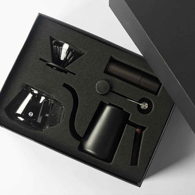 Coffret cadeau pour-over Timemore - Moulin à café C3S Pro, bouilloire à col de cygne, porte-filtre, thermomètre, brosse et carafe en verre - Coffee Coaching Club