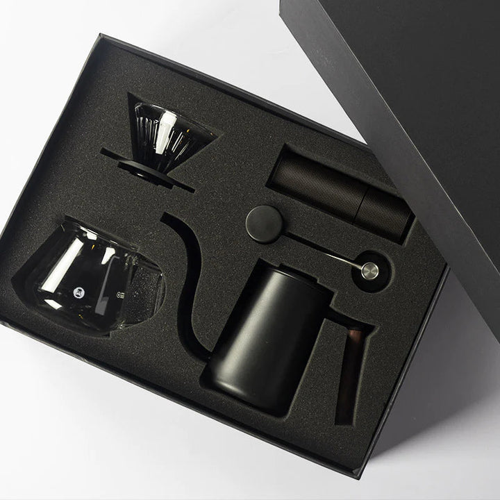 Coffret cadeau pour-over Timemore - Moulin à café C3S Pro, bouilloire à col de cygne, porte-filtre, thermomètre, brosse et carafe en verre - Coffee Coaching Club