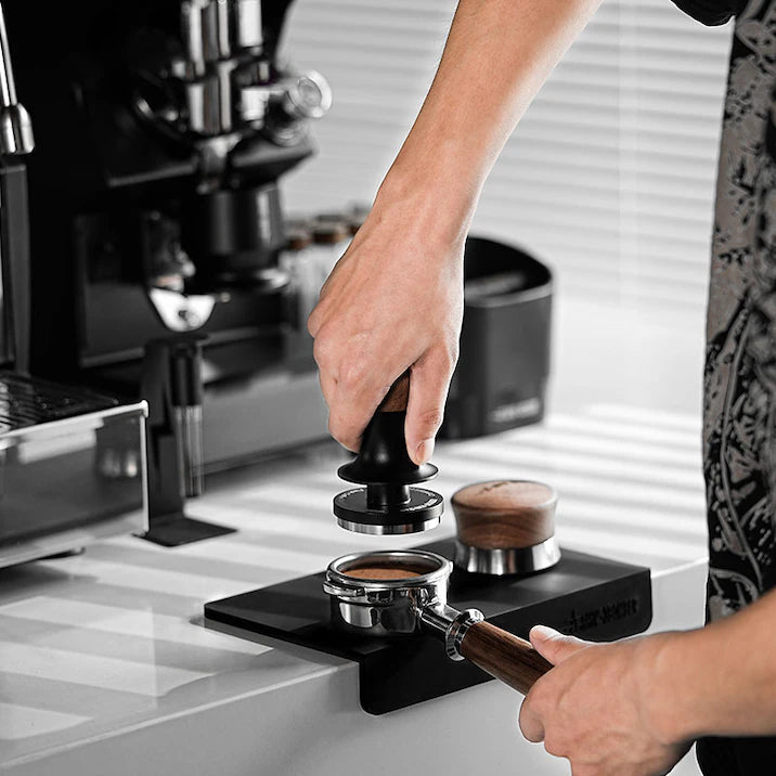 MHW-3BOMBER Espresso-Tamper Flash 58.35 mm: perfecto para extracciones constantes y precisas - Coffee Coaching Club
