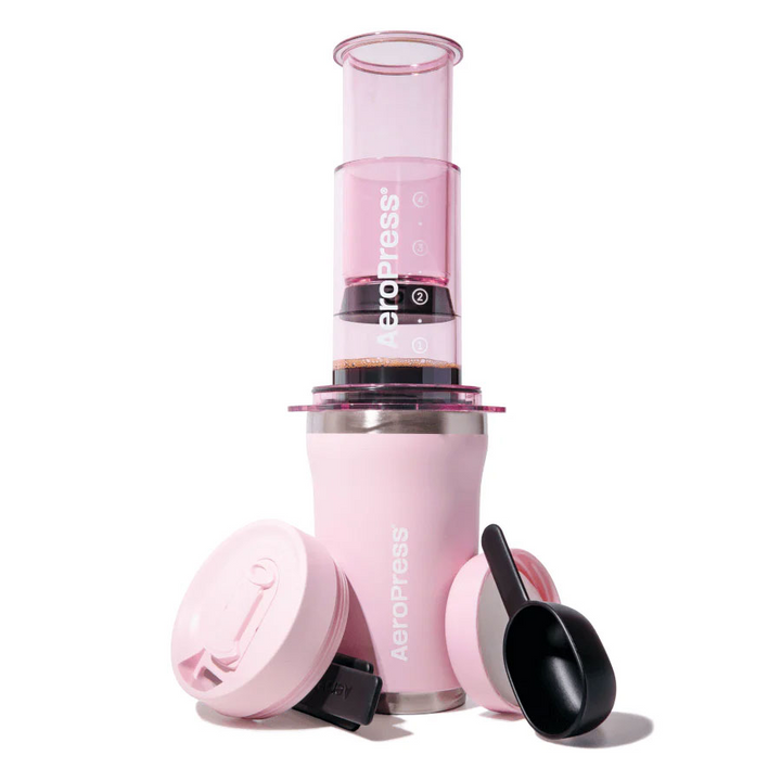AeroPress Go Plus Travel System - Pink, photo studio détourée avec accessoires - Coffee Coaching Club