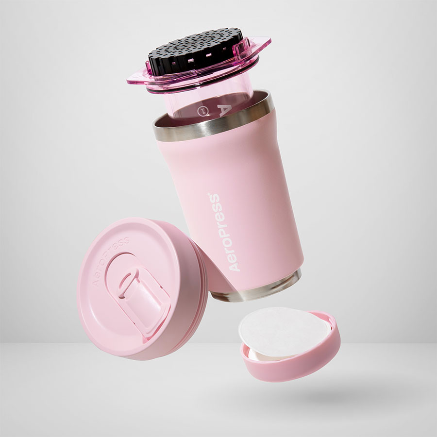 AeroPress Go Plus Travel System - Pink, vue éclatée avec capuchon filtre et couvercles - Coffee Coaching Club