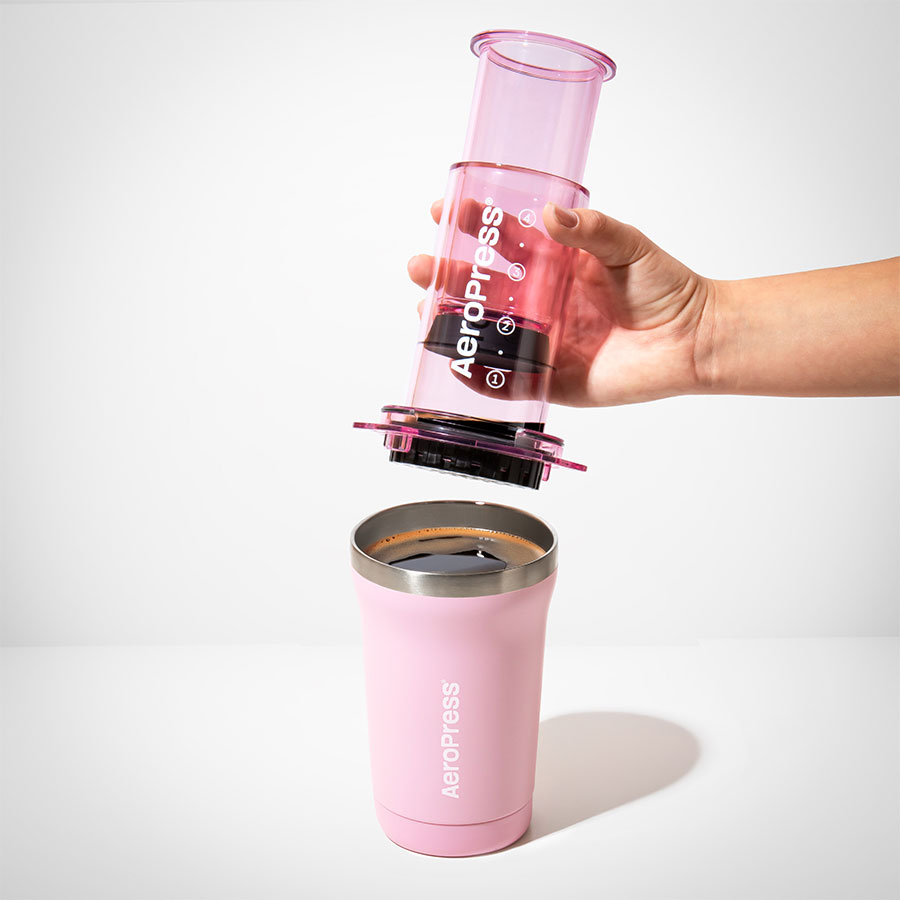 AeroPress Go Plus Travel System - Pink, versement dans le gobelet - Coffee Coaching Club