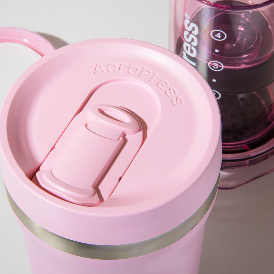 AeroPress Go Plus Travel System - Pink, gros plan sur le couvercle du gobelet - Coffee Coaching Club
