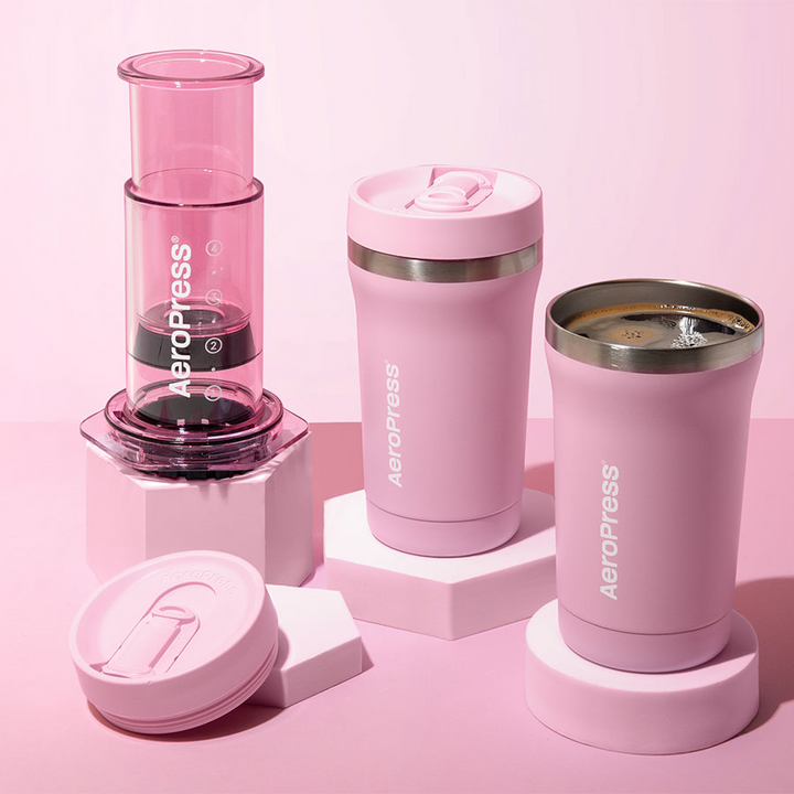 AeroPress Go Plus Travel System - Pink, unité de pression et gobelet côte à côte - Coffee Coaching Club