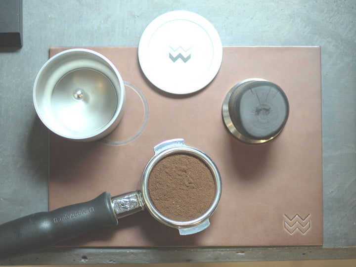 Weber Workshops Leder-Tampingmatte Braun Zentrierringe – Coffee Coaching Club 3