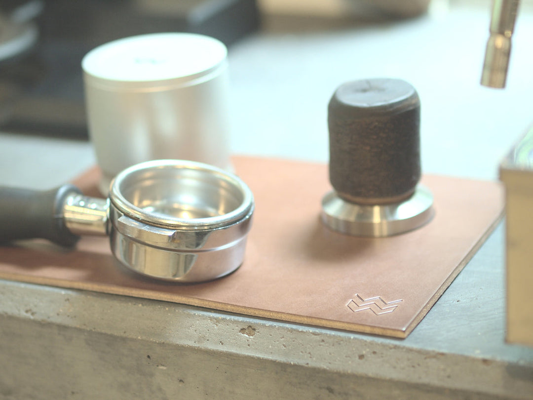 Weber Workshops Leder-Tampingmatte Braun – Coffee Coaching Club 4