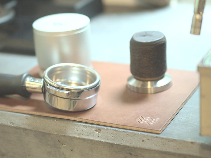 Weber Workshops Leder-Tampingmatte Braun – Coffee Coaching Club 4