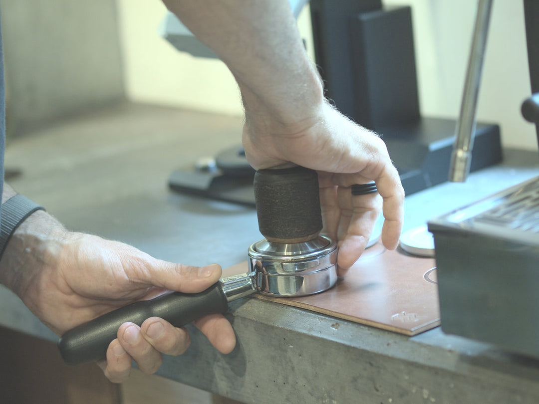 Weber Workshops Leder-Tampingmatte Braun – Coffee Coaching Club 5