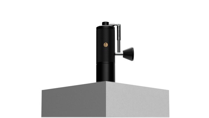 timemore chestnut c5 series handkaffeemühle, Frontansicht auf Betonsockel – Coffee Coaching Club