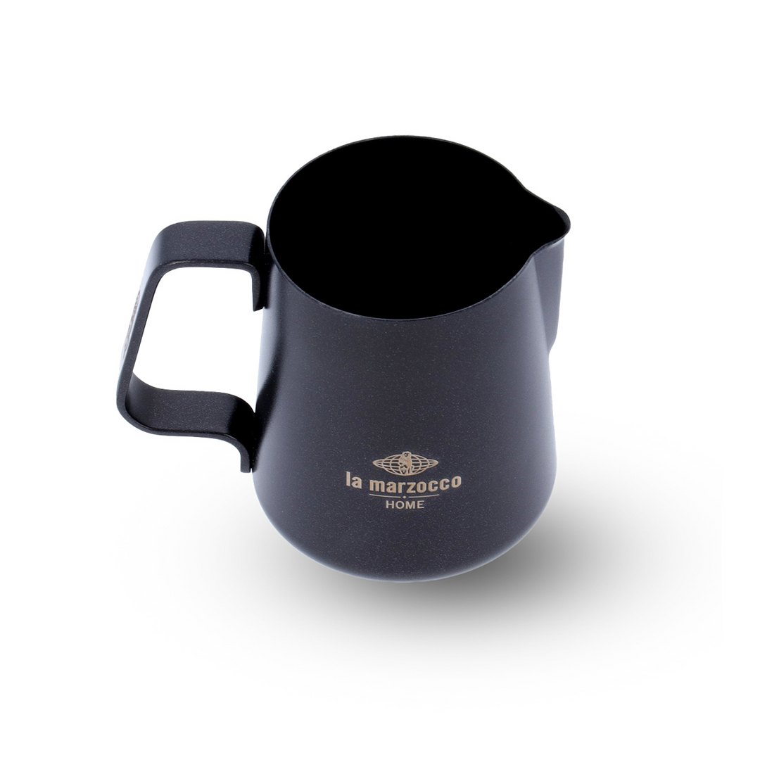 La Marzocco Lattiera 35 cl Nera in Acciaio Inox – Coffee Coaching Club 1