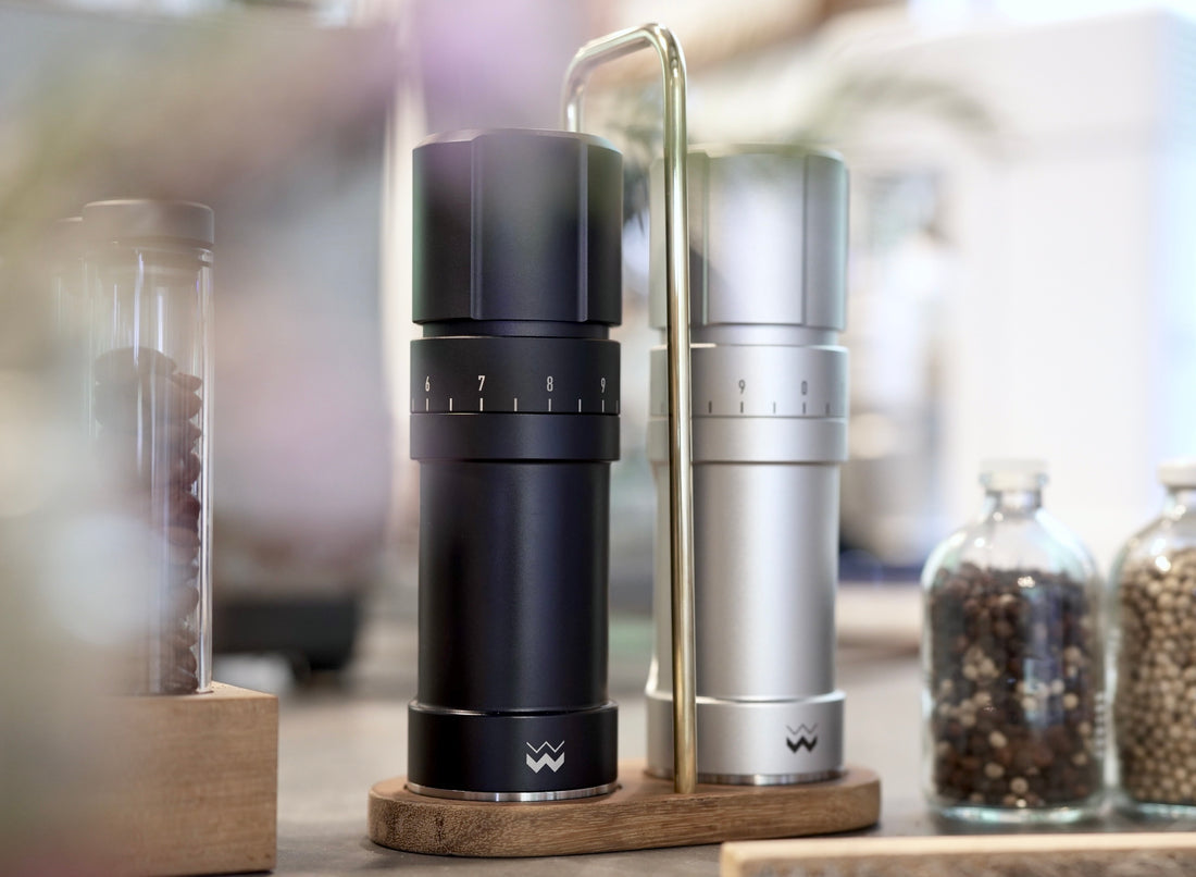 Weber Workshops Salz- und Pfeffermühle mit Teak-Ständer – Coffee Coaching Club 1