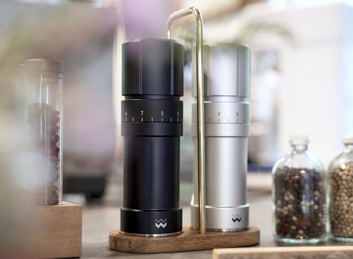 Weber Workshops molinillo de sal y pimienta con soporte de teca – Coffee Coaching Club 1