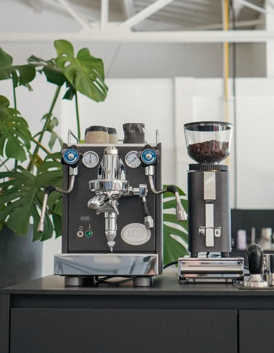 ECM Mechanika VI Slim PID Exclusive Line – imagem lifestyle com moinho de café na cozinha – Coffee Coaching Club 3