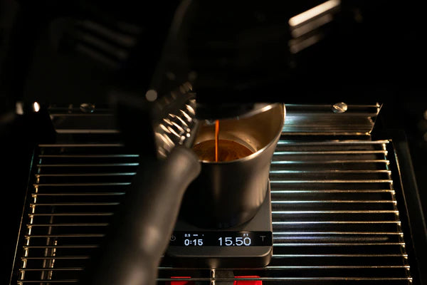 Acaia Pyxis Black avec La Marzocco Linea Mini R — vue détaillée
de l&