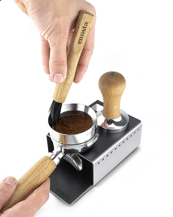 Station de tassage Eurista – vue de dessus avec accessoires barista – Coffee Coaching Club
