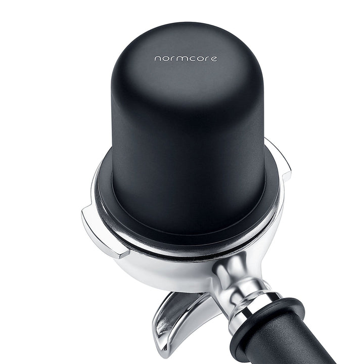 Normcore Dosing Cup Schwarz auf der Mühle – Coffee Coaching Club 4