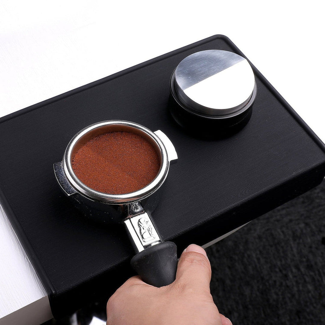 Normcore Distributor Leveler 58.5 mm Anwendung – Coffee Coaching Club
