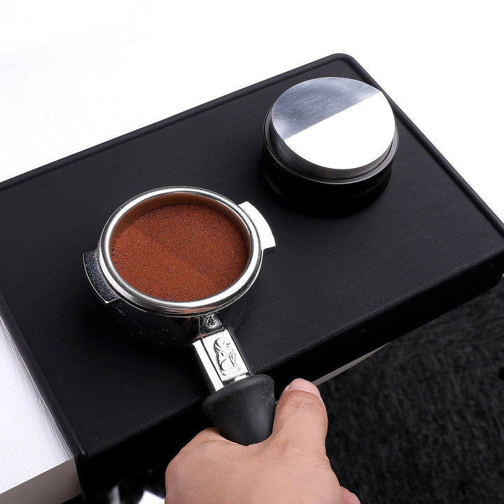 Normcore Distributor Leveler 58.5 mm Anwendung – Coffee Coaching Club