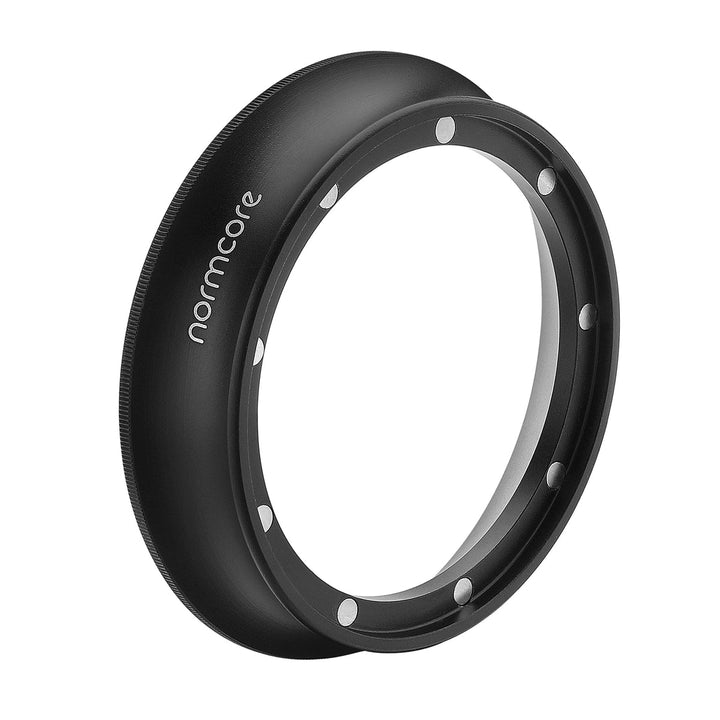 Normcore Premium embudo dosificador magnético 58 mm en uso sobre el portafiltro Coffee Coaching Club