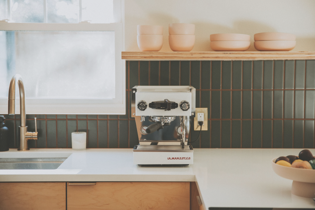La Marzocco Linea Micra in Weiss – Lifestyle in heller Küche – Coffee Coaching Club