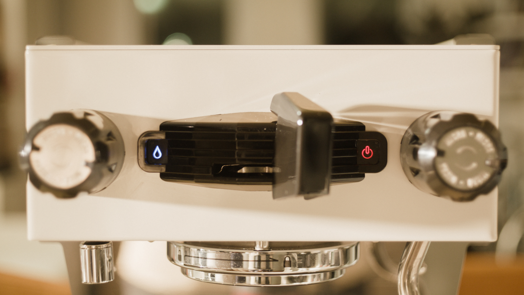 La Marzocco Linea Micra in Schwarz – Detailansicht Brühgruppe und Manometer – Coffee Coaching Club