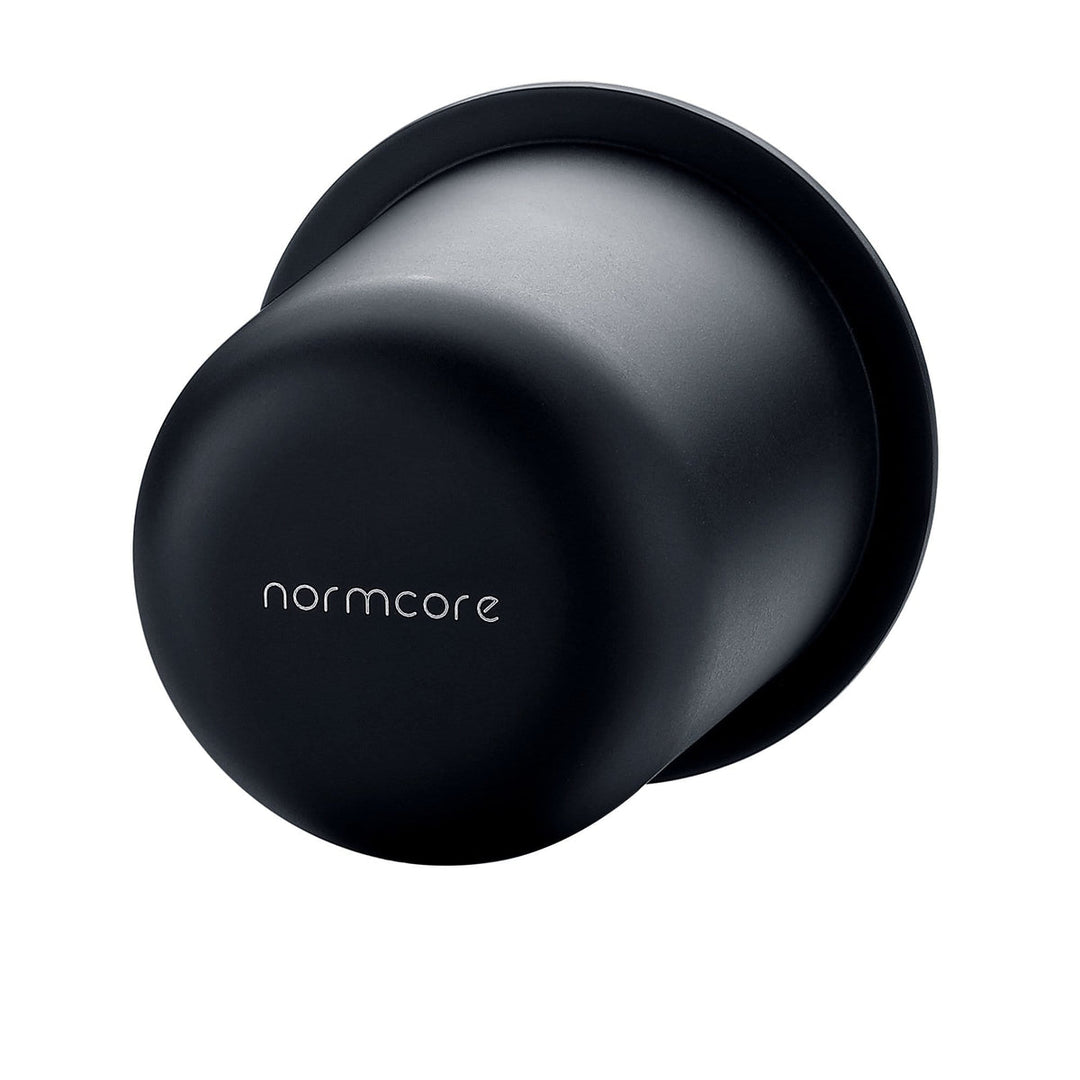Normcore Dosing Cup Schwarz mit Mahlgut – Coffee Coaching Club 3