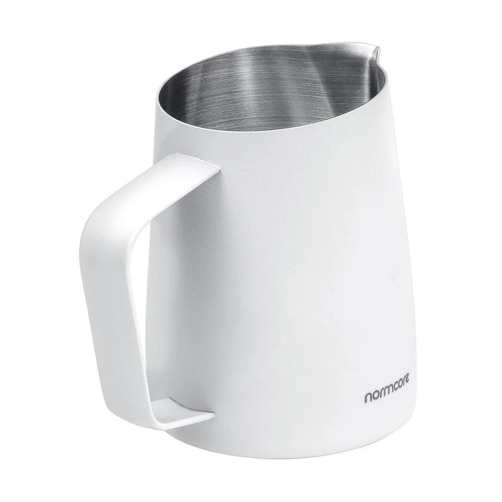 Normcore Milchpitcher mit Griff 450 ml spitzer Ausgiesser Weiss – Coffee Coaching Club 6