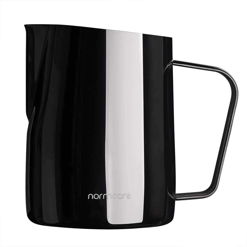 Normcore Milchpitcher mit Griff 600 ml spitzer Ausgiesser Schwarz – Coffee Coaching Club 1